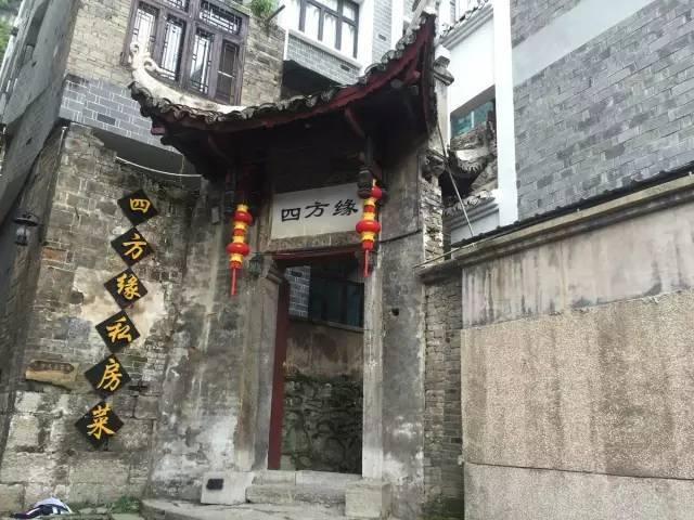 一老汉去部队看儿子被哨兵拦住，老汉：让你们师长跑步过来见我